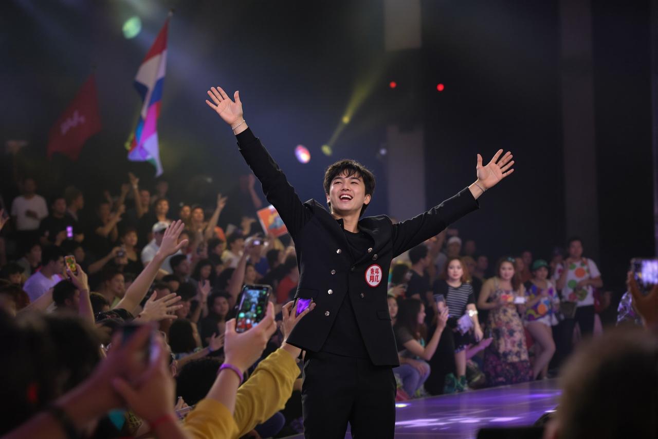 亚洲激情影迷见面会圆满举行，万名粉丝热情参与